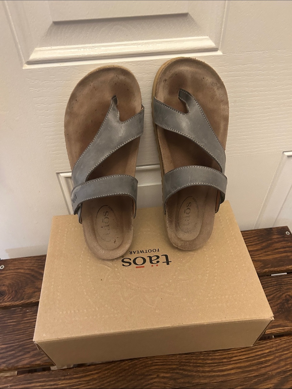 Taos Footwear Women’s Lola Steel Leather Sandals Size 7 with original box
